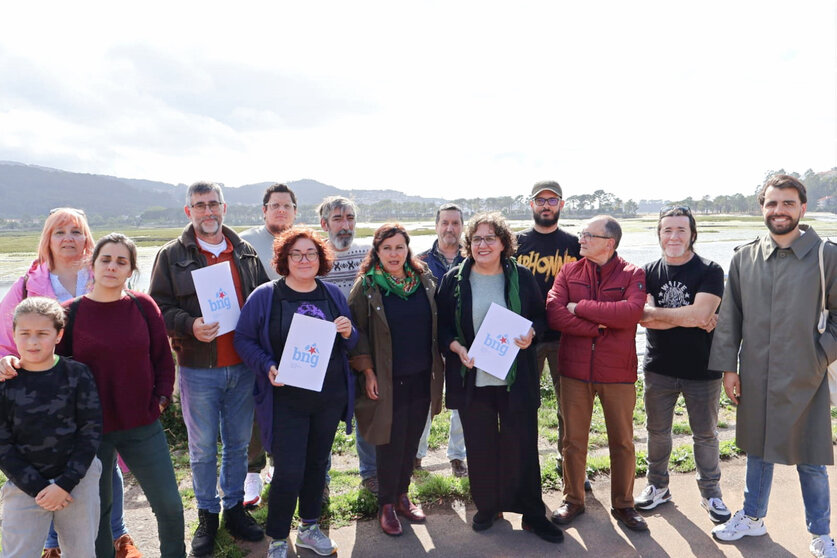 Ana Miranda no centro xunto a representantes do BNG de Baiona, Gondomar e Nigrán