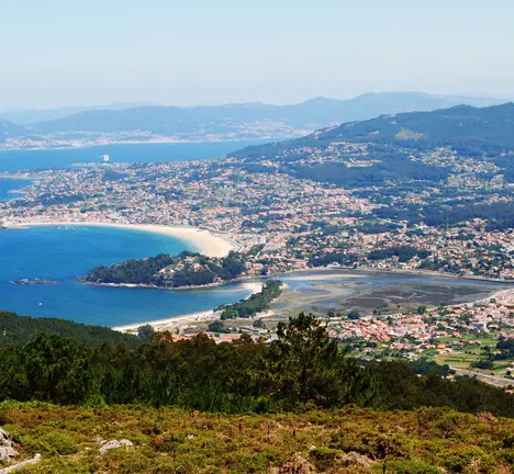 Desembocadura_do_Mi&ntilde;or,_monte_Lourido,_praia_Am&eacute;rica...