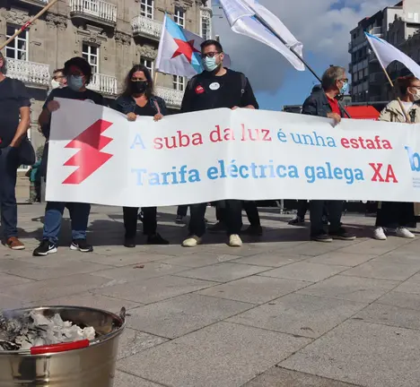 Acci&oacute;n CIG 3-10-21. Queima simb&oacute;lica de facturas da luz
