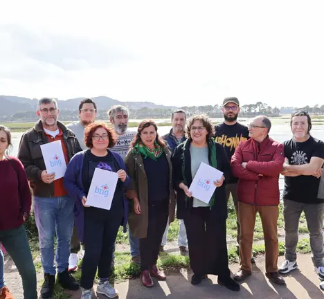 Ana Miranda no centro xunto a representantes do BNG de Baiona, Gondomar e Nigr&aacute;n