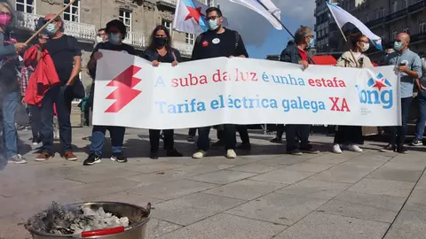 Acci&oacute;n CIG 3-10-21. Queima simb&oacute;lica de facturas da luz